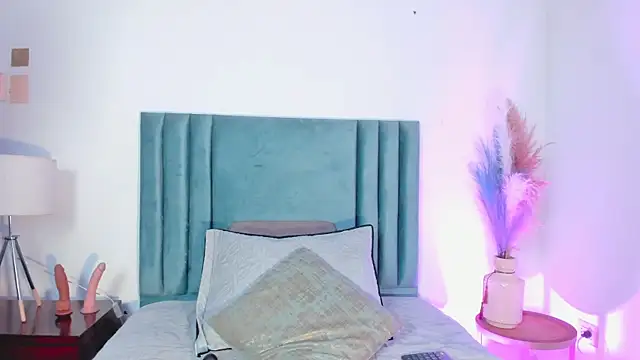 NoraDasilva online show from February 28, 2025, 12:43 am