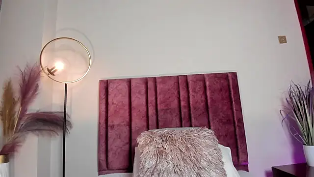 NoraDasilva online show from February 25, 2026, 7:01 pm