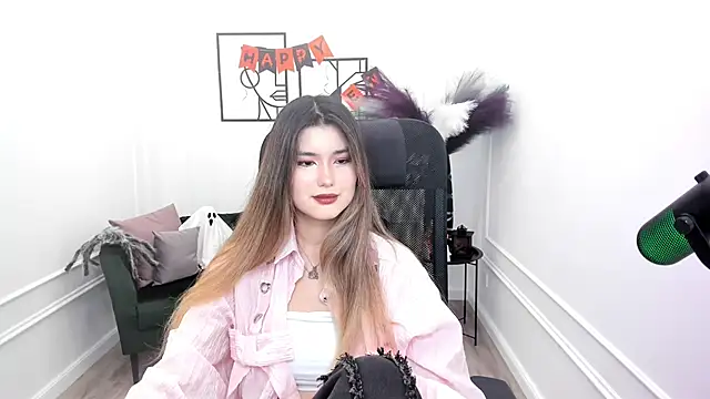 AnneTLi online show from October 22, 2025, 3:40 am