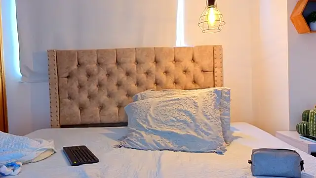 KeryHillson online show from March 6, 2026, 2:13 pm