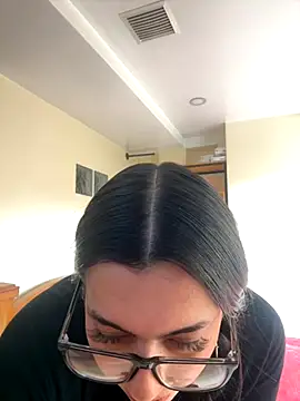 Nicollemays online show from September 18, 2025, 4:09 pm