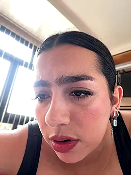 Nicollemays online show from November 5, 2025, 4:07 pm