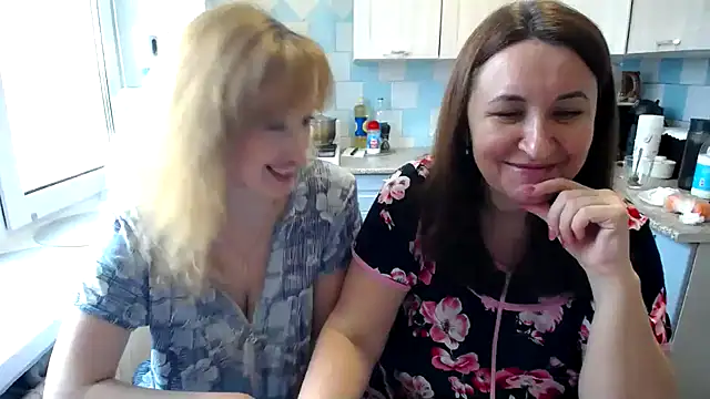 DonnaMagdalena online show from March 3, 2025, 7:43 am