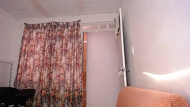 yselahot online show from October 15, 2025, 6:19 pm