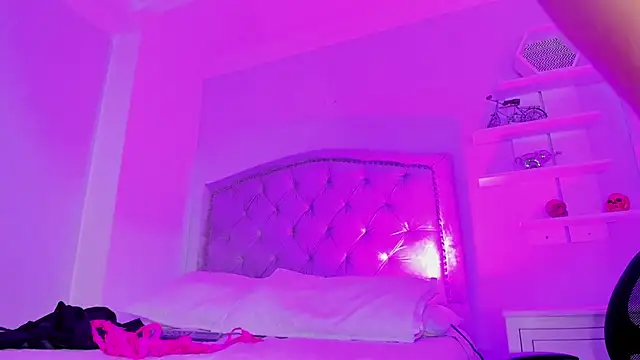 CamileHolmes online show from January 18, 2025, 8:20 am