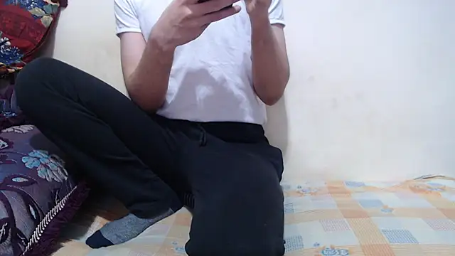 Snapshot of Alexdelarge323 chatting on May 6, 2026, 3:50 pm Alexdelarge323 online show from May 6, 2026, 3:50 pm