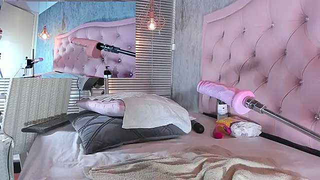 naomidibello online show from February 12, 2025, 10:37 pm