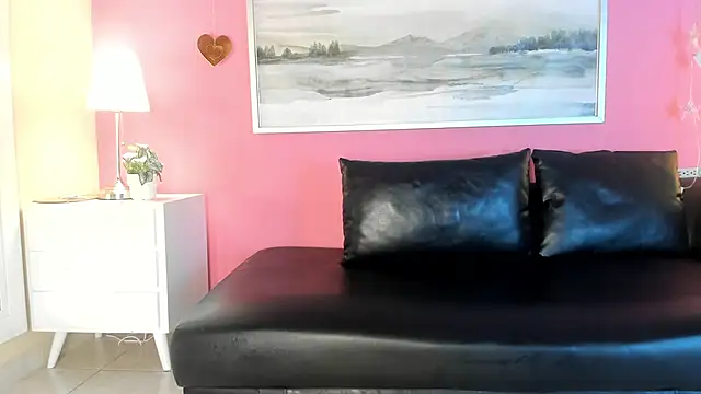 Tiffanysurez  online show from October 15, 2025, 8:09 pm