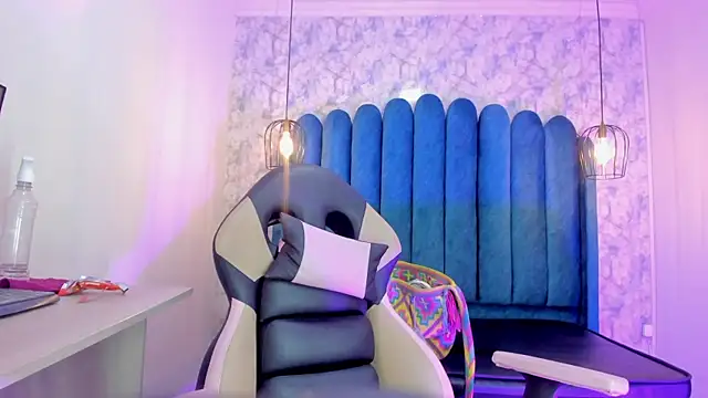 nalalye cruzz  online show from September 18, 2025, 2:02 am