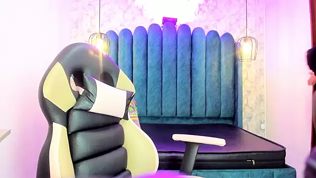 nalalye cruzz  online show from October 26, 2025, 2:50 am