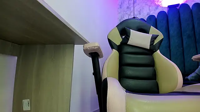 nalalye cruzz  online show from November 28, 2025, 3:09 am