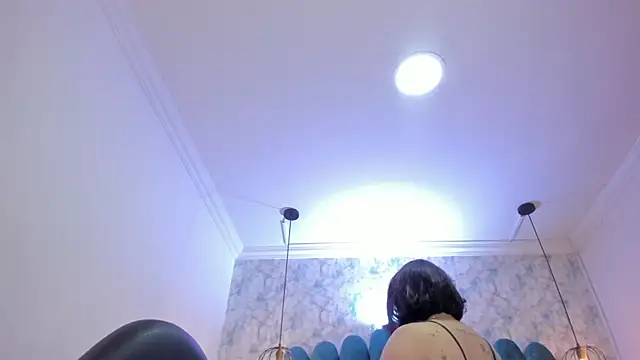 nalalye cruzz  online show from April 22, 2026, 3:09 am