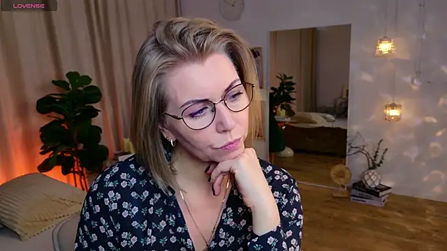 Snapshot of Annie_Light chatting on May 7, 2026, 6:41 am Annie Light online show from May 7, 2026, 6:41 am