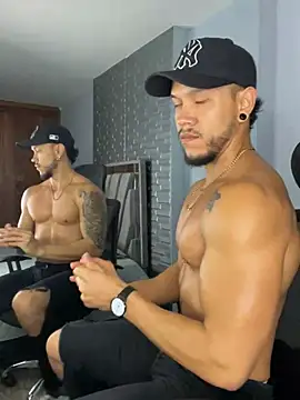 ARON TAYLER01 online show from February 12, 2025, 12:33 pm