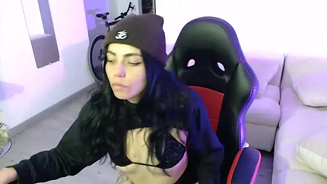 i am nina  online show from January 18, 2025, 4:04 am