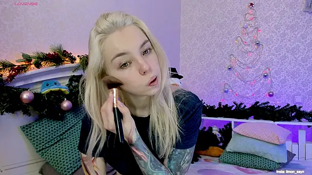 LillyMoure  online show from January 4, 2025, 12:05 am