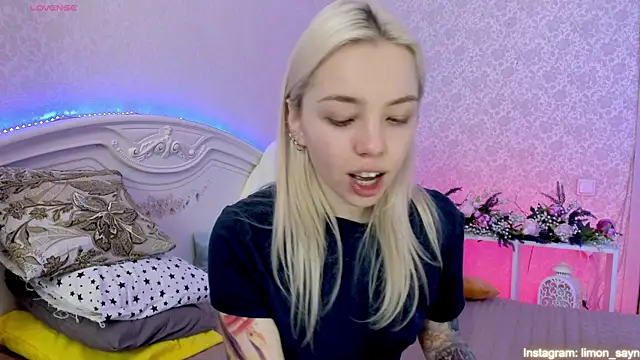 LillyMoure  online show from March 17, 2025, 12:19 am