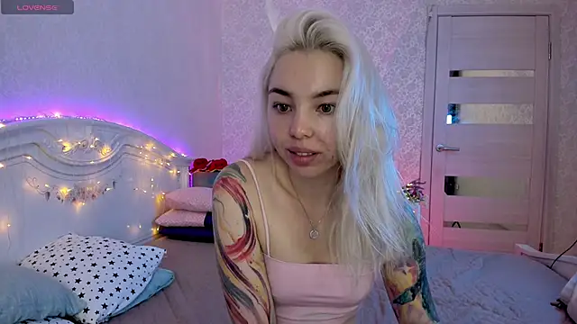 LillyMoure  online show from September 29, 2025, 11:20 pm