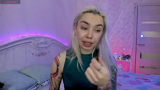 LillyMoure  online show from November 13, 2025, 12:20 am