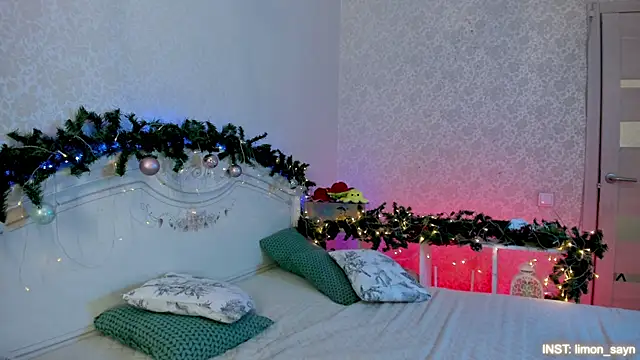 LillyMoure  online show from January 12, 2026, 11:32 pm