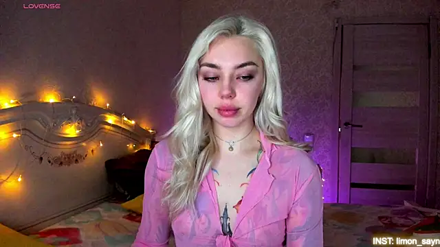 LillyMoure  online show from April 2, 2026, 11:02 pm