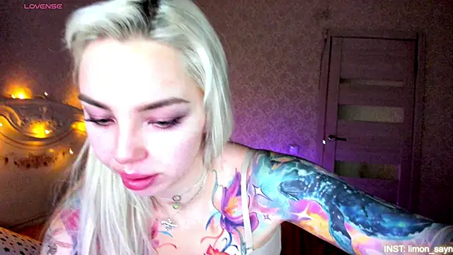 LillyMoure  online show from April 14, 2026, 11:33 pm