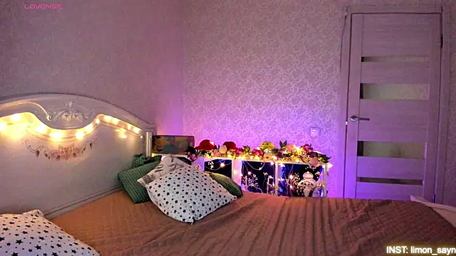 LillyMoure  online show from April 19, 2026, 11:40 pm