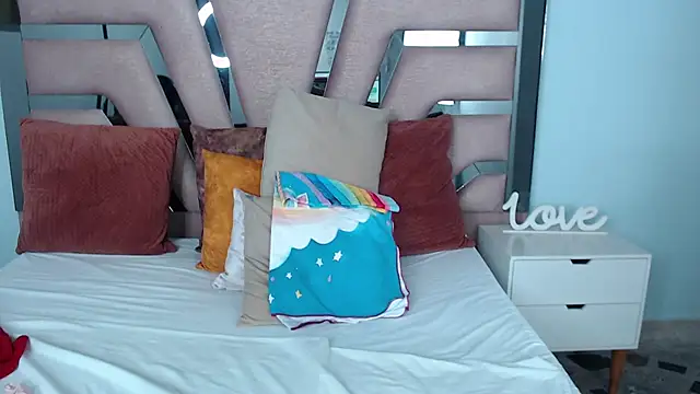 sophia hadid online show from March 17, 2025, 11:11 pm