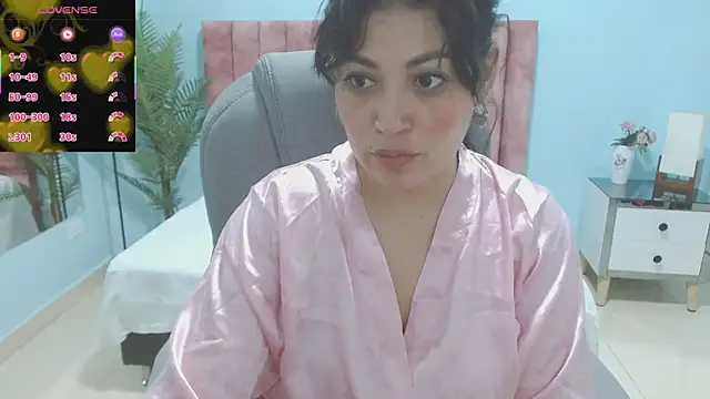 sophia hadid online show from December 2, 2025, 8:26 pm