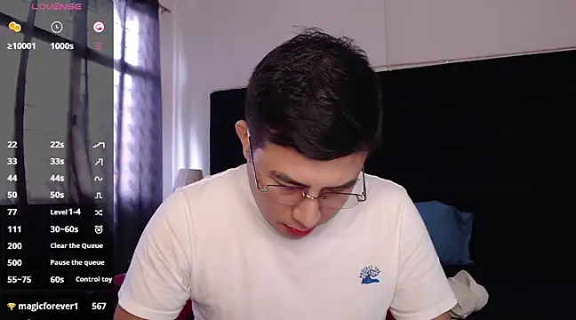 Snapshot of andrewmhilton_ chatting on March 9, 2025, 8:21 pm andrewmhilton online show from March 9, 2025, 8:21 pm