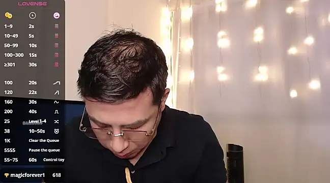 Snapshot of andrewmhilton_ chatting on March 17, 2025, 7:58 pm andrewmhilton online show from March 17, 2025, 7:58 pm