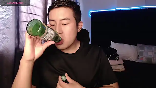 Snapshot of andrewmhilton_ chatting on September 16, 2025, 9:16 pm andrewmhilton online show from September 16, 2025, 9:16 pm