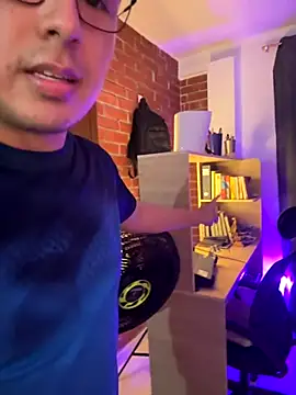 Snapshot of andrewmhilton_ chatting on September 26, 2025, 4:49 am andrewmhilton online show from September 26, 2025, 4:49 am