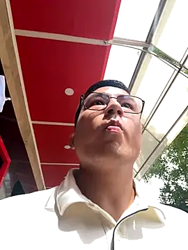 Snapshot of andrewmhilton_ chatting on October 8, 2025, 6:38 pm andrewmhilton online show from October 8, 2025, 6:38 pm