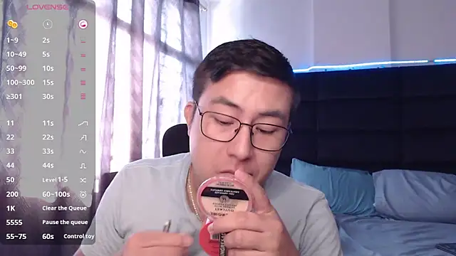 Snapshot of andrewmhilton_ chatting on October 28, 2025, 6:54 pm andrewmhilton online show from October 28, 2025, 6:54 pm