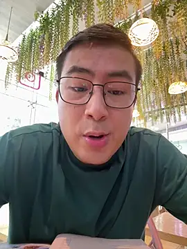 Snapshot of andrewmhilton_ chatting on October 29, 2025, 5:47 pm andrewmhilton online show from October 29, 2025, 5:47 pm