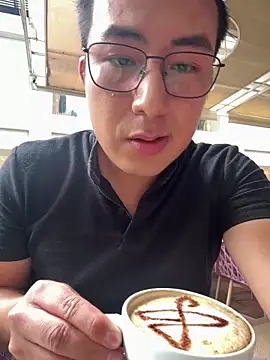 Snapshot of andrewmhilton_ chatting on November 5, 2025, 7:58 pm andrewmhilton online show from November 5, 2025, 7:58 pm