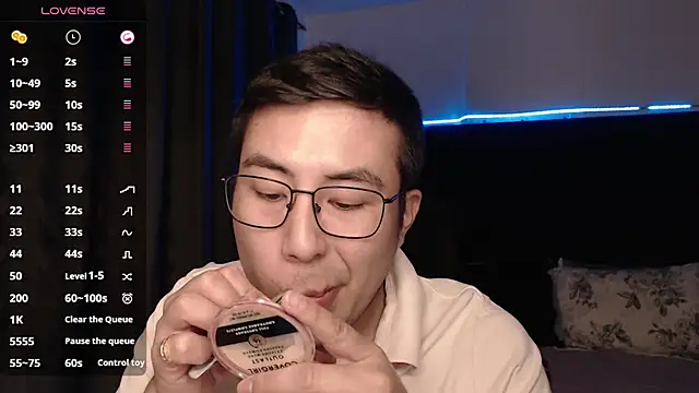 Snapshot of andrewmhilton_ chatting on November 16, 2025, 5:57 am andrewmhilton online show from November 16, 2025, 5:57 am