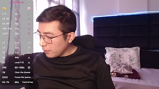 Snapshot of andrewmhilton_ chatting on November 17, 2025, 7:08 pm andrewmhilton online show from November 17, 2025, 7:08 pm