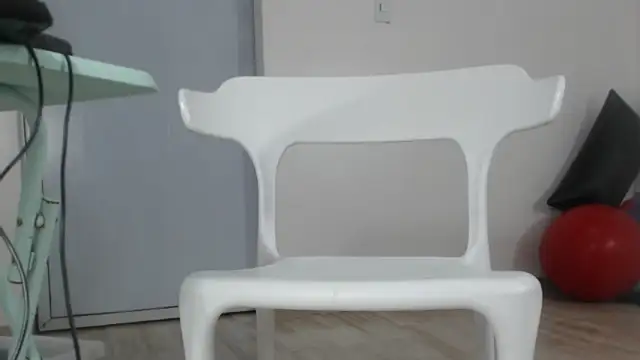 girl squiting online show from September 14, 2025, 11:09 am