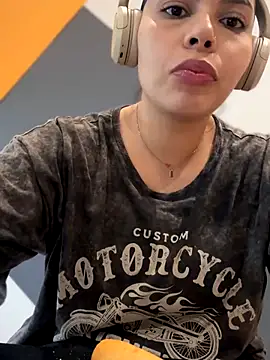 GigiiStone online show from November 7, 2025, 2:06 pm