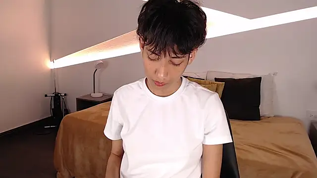 hot little bunny online show from February 3, 2025, 12:36 am