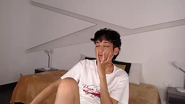 hot little bunny online show from February 6, 2025, 11:58 pm