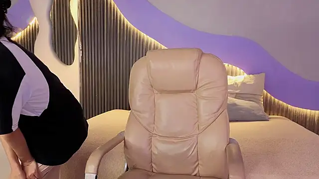 hot little bunny online show from February 2, 2026, 9:02 pm