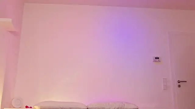 Snapshot of MonaLoreen chatting on February 18, 2025, 6:59 am MonaLoreen online show from February 18, 2025, 6:59 am