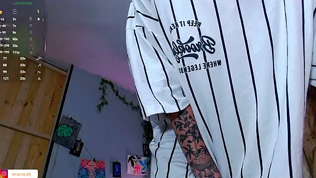 VickyJackson  online show from October 8, 2025, 4:59 pm