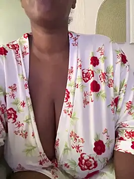 LiraRusso online show from April 5, 2026, 10:29 pm