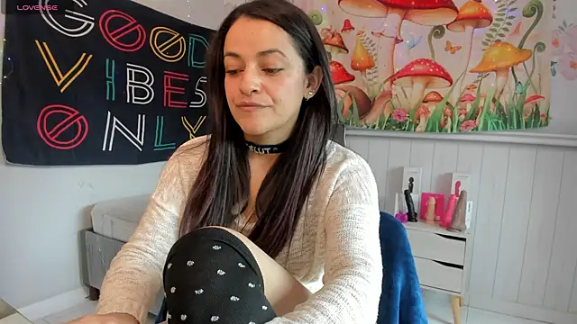 LovelyAzucena online show from November 18, 2025, 3:05 pm