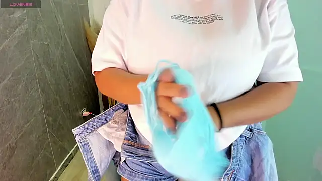 CelesteBrucee online show from April 18, 2026, 9:37 pm