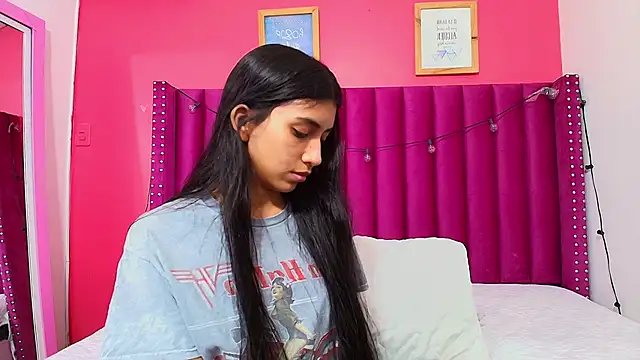 littlee emilyy  online show from January 22, 2025, 2:48 am